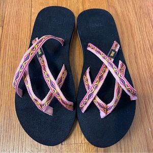 Teva Olowahu sandals size 8